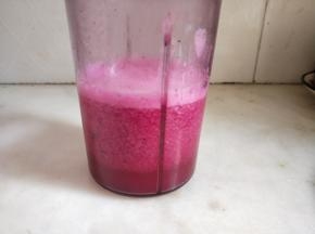 用料理机打成火龙果汁。