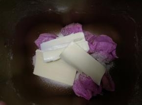 面团取出减小块，加入酵母和黄油。