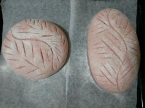 表面筛少许高筋面粉，割出花纹。