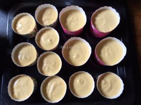 挤进蛋糕杯中，约7分满
