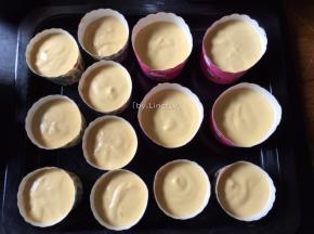 挤进蛋糕杯中，约7分满
