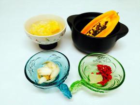 准备食材：泡发银耳，木瓜，新鲜百合，冰糖，枸杞子