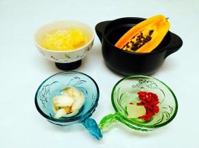 准备食材：泡发银耳，木瓜，新鲜百合，冰糖，枸杞子