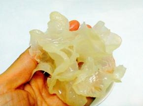 银耳一定要泡发充分，手撕小朵