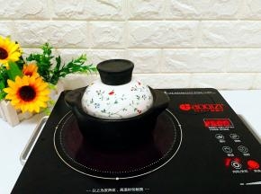 大火烧开后转中小火慢慢煲至银耳出胶质