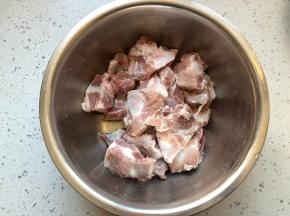排骨切块洗净用厨房纸巾擦干水分