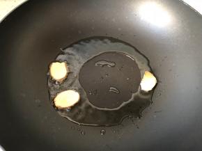 热锅热油爆香姜片