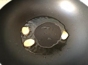 热锅热油爆香姜片