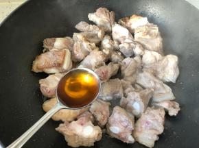 加入调料，用的勺子如图那么大