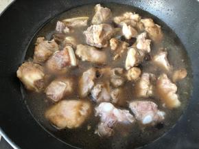 加入适量开水，不用没过排骨，烧开后转中小火烧20分钟