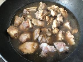 加入适量开水，不用没过排骨，烧开后转中小火烧20分钟