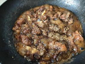 汁收的差不多放入芝麻炒匀