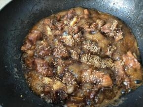 汁收的差不多放入芝麻炒匀