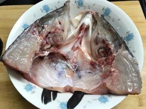 把鱼头一分为二，便于煎制，入味。
