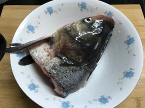 鱼头买回来后清洗干净。