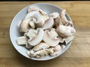 蘑菇洗净后切片。