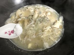 煮开后加入适量盐调味。