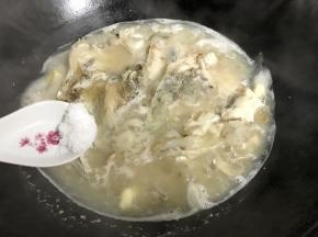 煮开后加入适量盐调味。