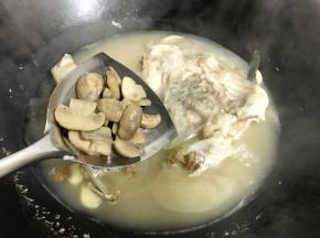 再把炒好的蘑菇放入。
