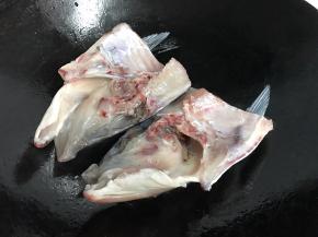 另取油锅，放入鱼头煎制。