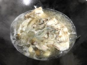 加入没过鱼头的开水。