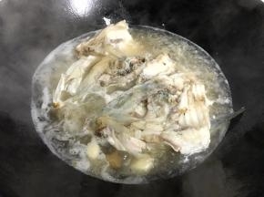 加入没过鱼头的开水。