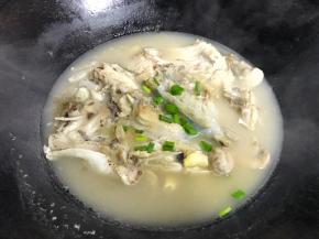 中小火炖至汤汁呈奶白色，撒入香葱即可。