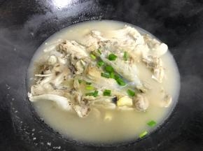 中小火炖至汤汁呈奶白色，撒入香葱即可。