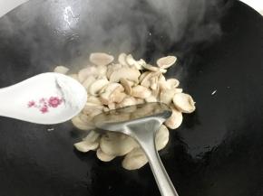 锅中倒入少许油。放入蘑菇翻炒。等蘑菇变软时加入少许盐。
