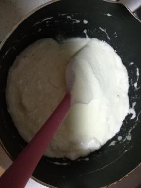 糖溶化后，加入奶粉压拌具有延展性和粘性