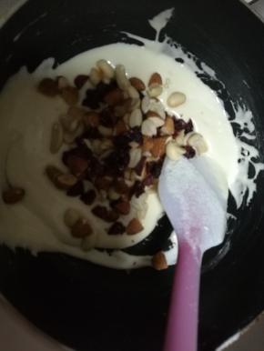 加入坚果和蔓越莓，混合均匀
