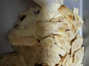 倒入不粘盘加入饼干，按压折叠拉扯
