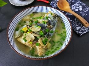 营养丰富，味道鲜美的蘑菇鱼头汤。