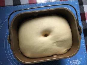 发酵至2倍大，手粘面粉挫洞不回缩，就算一发成功