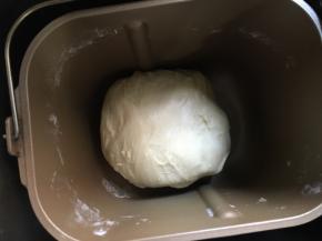 面包机揉面40分钟以上，把淡奶油里面的黄油甩出来（我面包机揉60分钟）