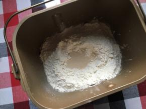 按配方材料顺序一一放到面包机桶里，记得盐和糖对角放好，再放高筋面粉，再在面粉中挖小洞