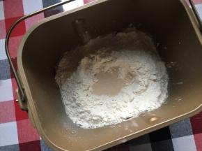 按配方材料顺序一一放到面包机桶里，记得盐和糖对角放好，再放高筋面粉，再在面粉中挖小洞