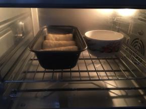 模具涂上黄油，全部整形好了，放烤箱里发酵，旁边放一碗温水