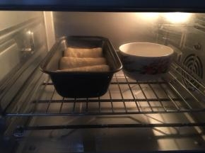 模具涂上黄油，全部整形好了，放烤箱里发酵，旁边放一碗温水