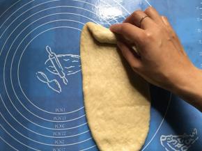 由上卷向下，舌卷