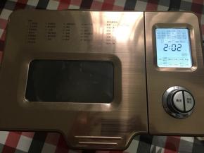 我用的是东菱6D热旋风面包机，出膜后直接面包机第一次发酵，默认1小时