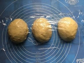 平均分成3等份，滚圆，然后盖上保鲜膜静止5分钟