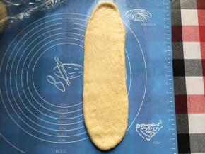 擀成长条，准备整形