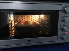 涂上蛋液，放入预热好的烤箱烘烤，160度25分钟，我烤箱是东菱“烤立方”烤箱，烘烤的东西都放最底层（普通烤箱放中下层）