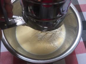 过筛面粉，并Z型搅拌均匀