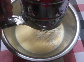 过筛面粉，并Z型搅拌均匀