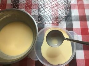用汤勺勺混合物～每次一勺