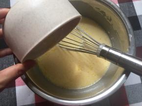 加入提前融化好的黄油，并搅拌均匀