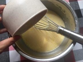 加入提前融化好的黄油，并搅拌均匀