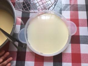 勺到模具上摊平